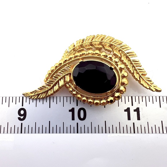 Vintage Trifari Gold Toned and Black Rhinestone Leaf Brooch - Picture 5 of 7